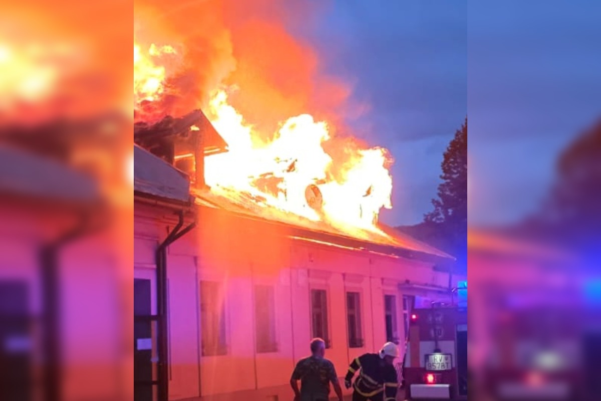 FOTO: Oheň zachvátil rodinné domy aj reštauráciu v Dobšinej, foto 2