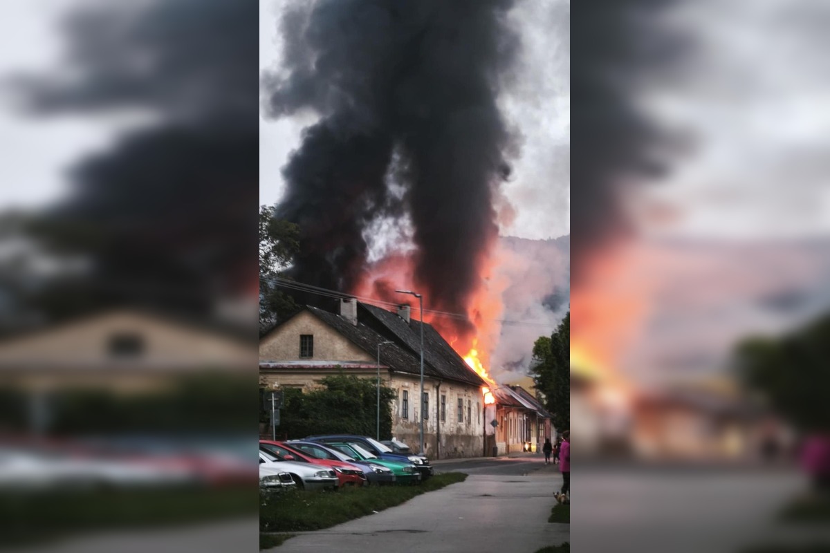 FOTO: Oheň zachvátil rodinné domy aj reštauráciu v Dobšinej, foto 3