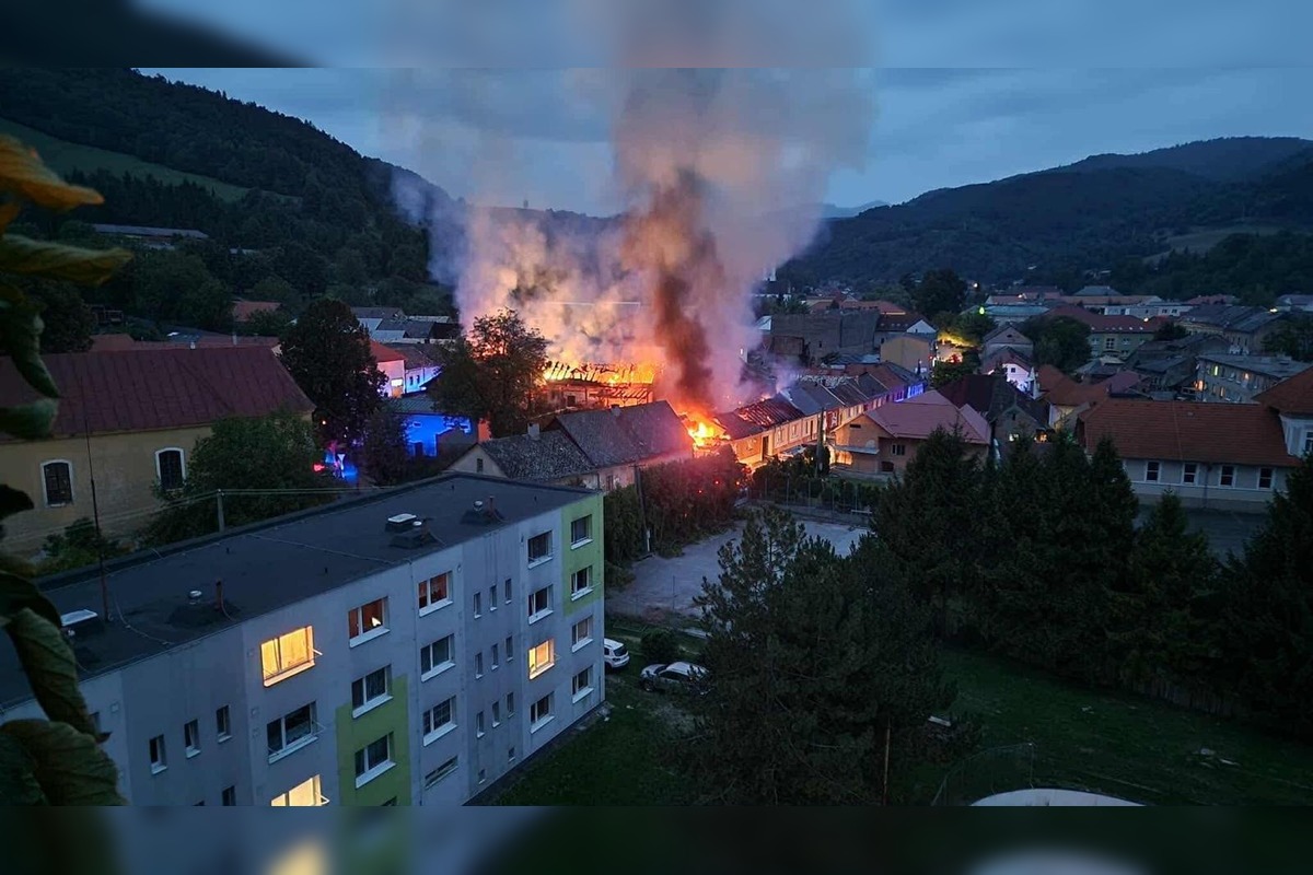FOTO: Oheň zachvátil rodinné domy aj reštauráciu v Dobšinej, foto 4
