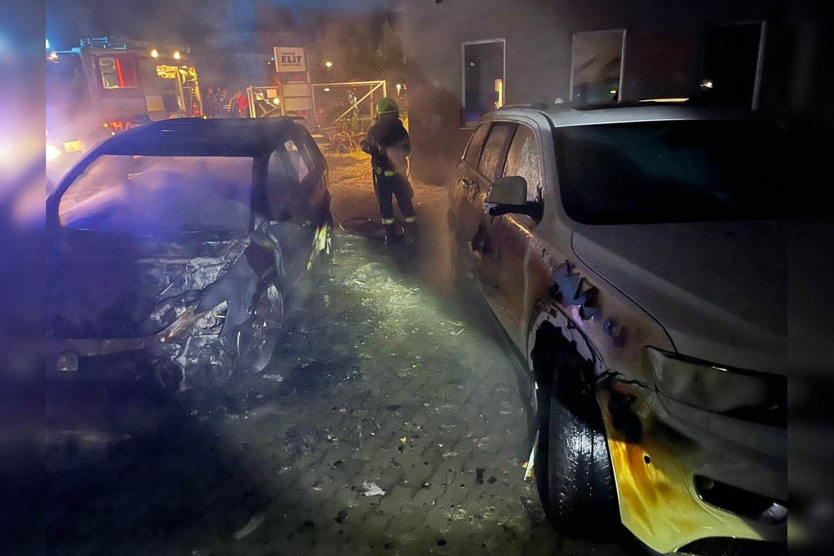 FOTO: V Kašove zhorela dielňa aj dve autá, foto 2