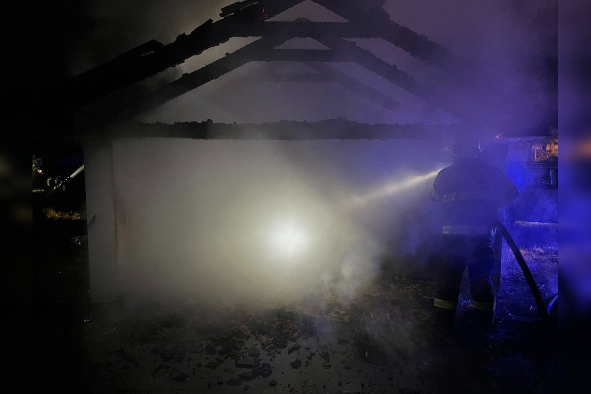 FOTO: V Kašove zhorela dielňa aj dve autá, foto 3