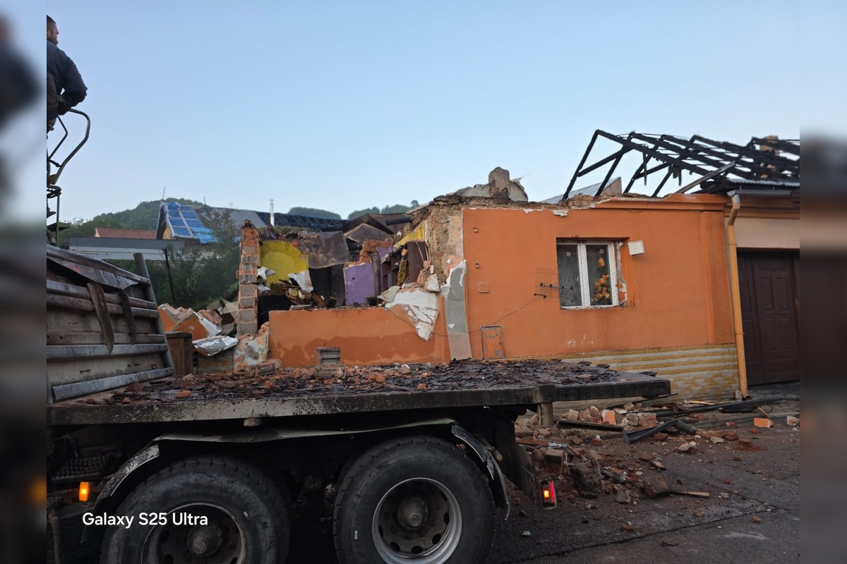 FOTO: Oheň zachvátil rodinné domy aj reštauráciu v Dobšinej, foto 6