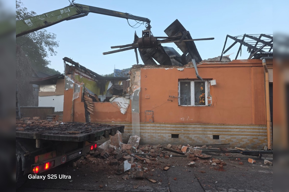 FOTO: Oheň zachvátil rodinné domy aj reštauráciu v Dobšinej, foto 8