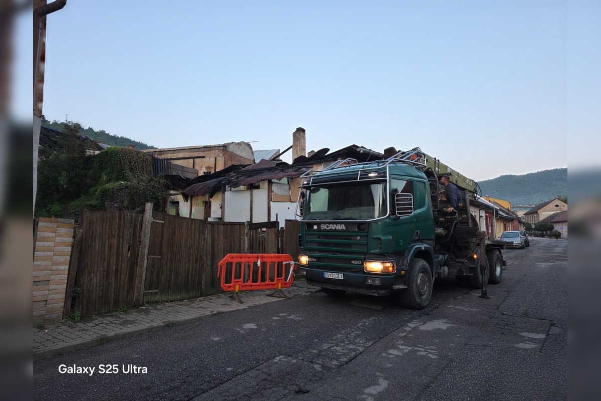 FOTO: Oheň zachvátil rodinné domy aj reštauráciu v Dobšinej, foto 9