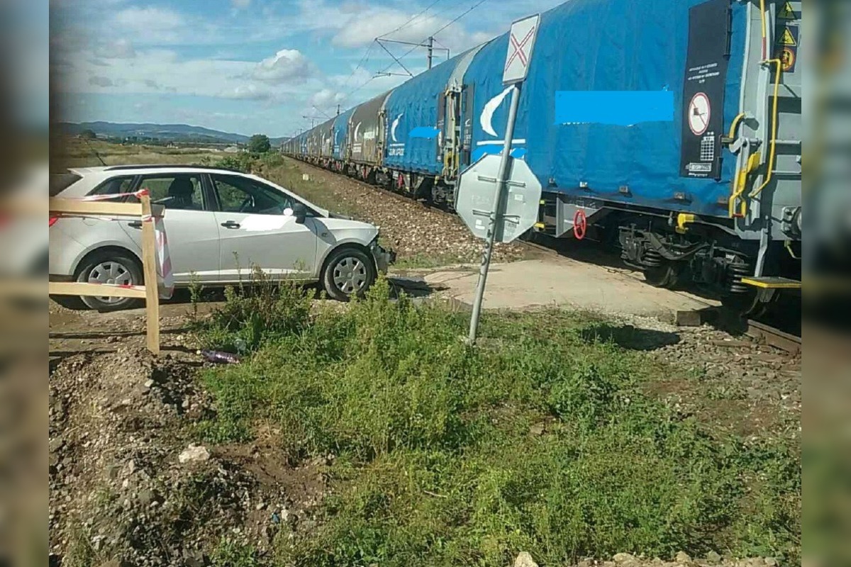 FOTO: Nákladný vlak zachytil auto s poruchou, foto 1