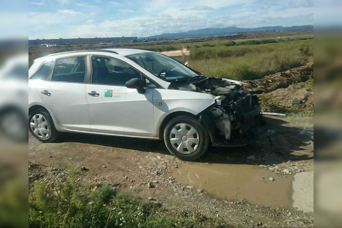 FOTO: Nákladný vlak zachytil auto s poruchou, foto 2