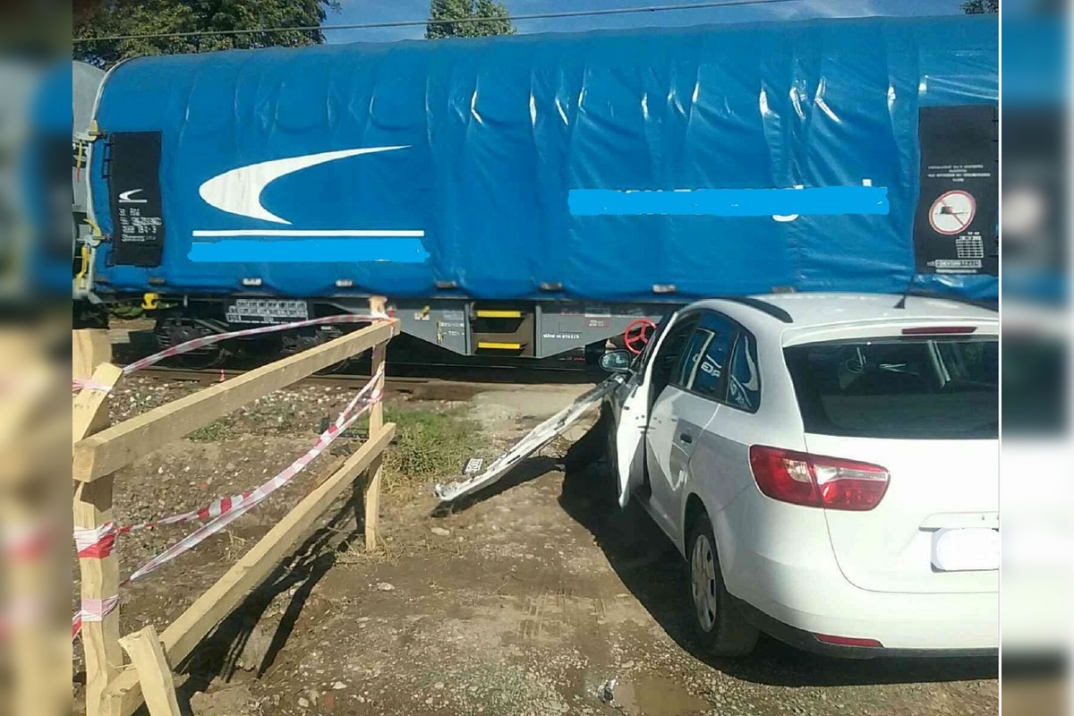 FOTO: Nákladný vlak zachytil auto s poruchou, foto 3