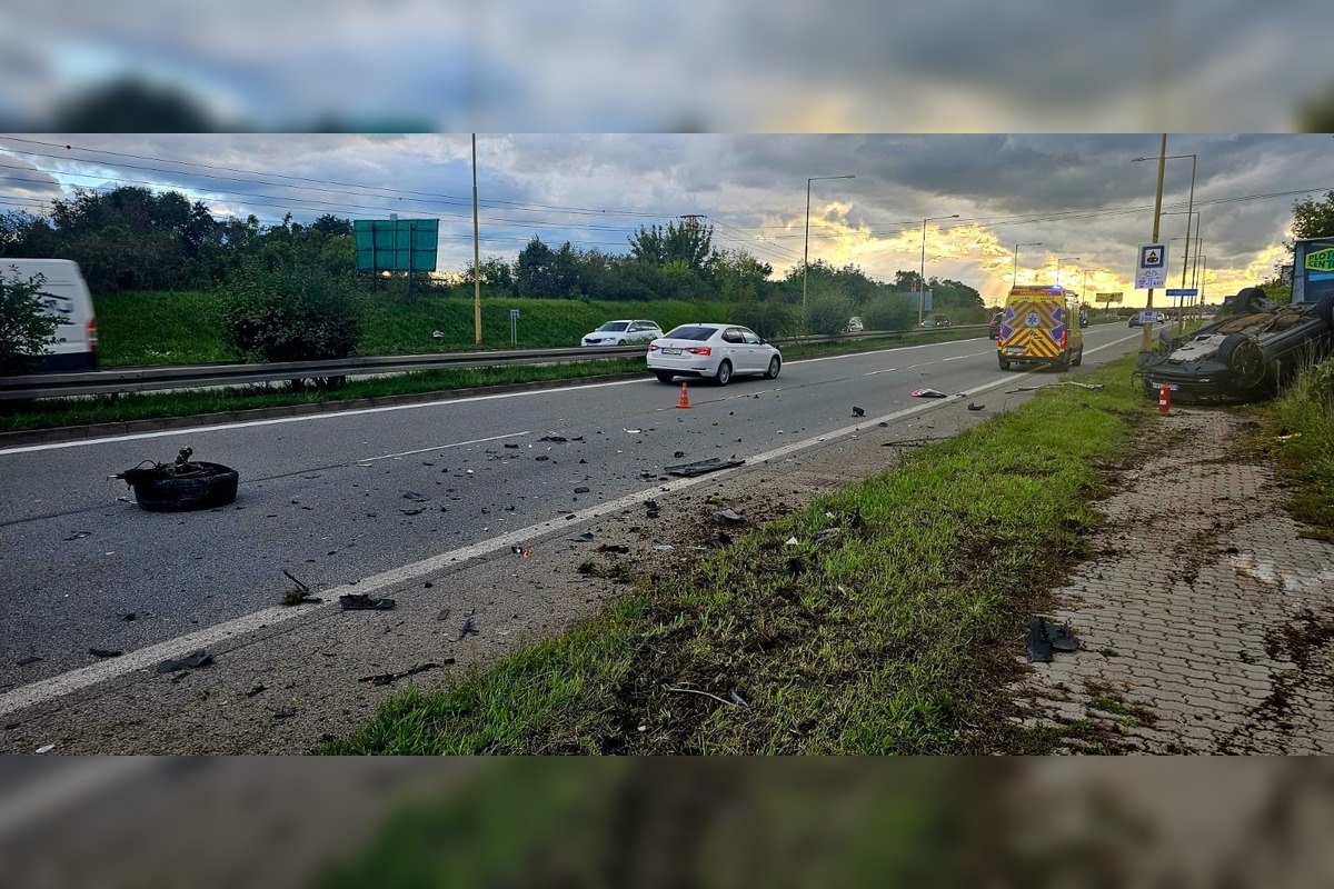 FOTO: V Košiciach za Mostom VSS skončilo osobné auto mimo cesty, zdržíte sa, foto 2