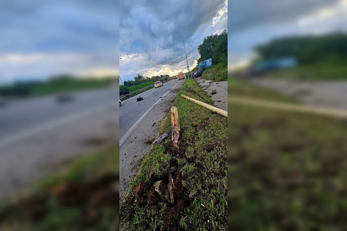 FOTO: V Košiciach za Mostom VSS skončilo osobné auto mimo cesty, zdržíte sa, foto 4