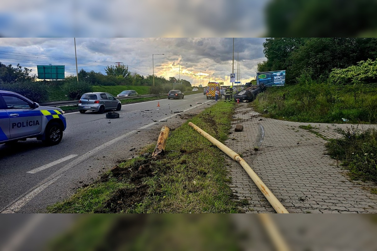 FOTO: V Košiciach za Mostom VSS skončilo osobné auto mimo cesty, zdržíte sa, foto 6