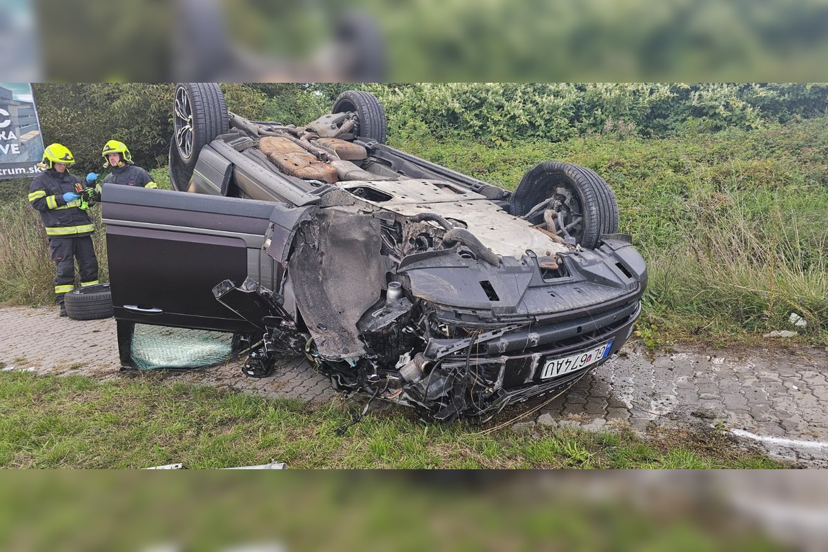 FOTO: V Košiciach za Mostom VSS skončilo osobné auto mimo cesty, zdržíte sa, foto 5