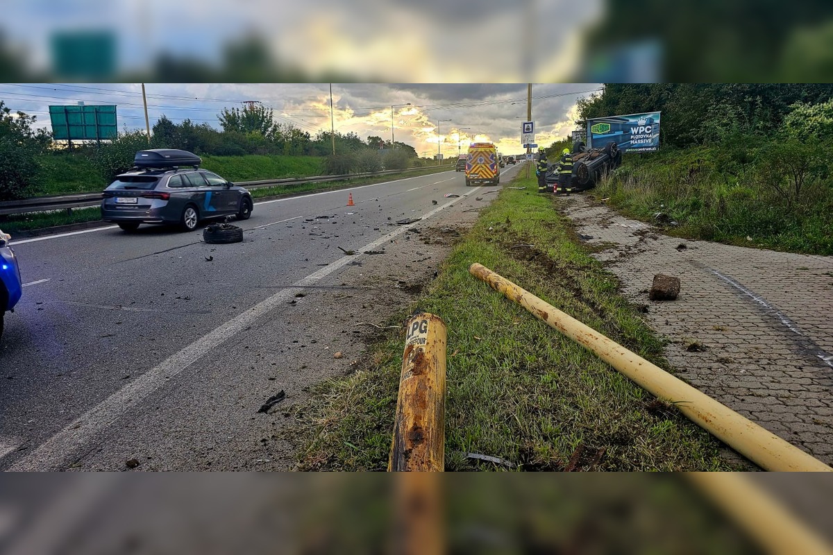 FOTO: V Košiciach za Mostom VSS skončilo osobné auto mimo cesty, zdržíte sa, foto 7