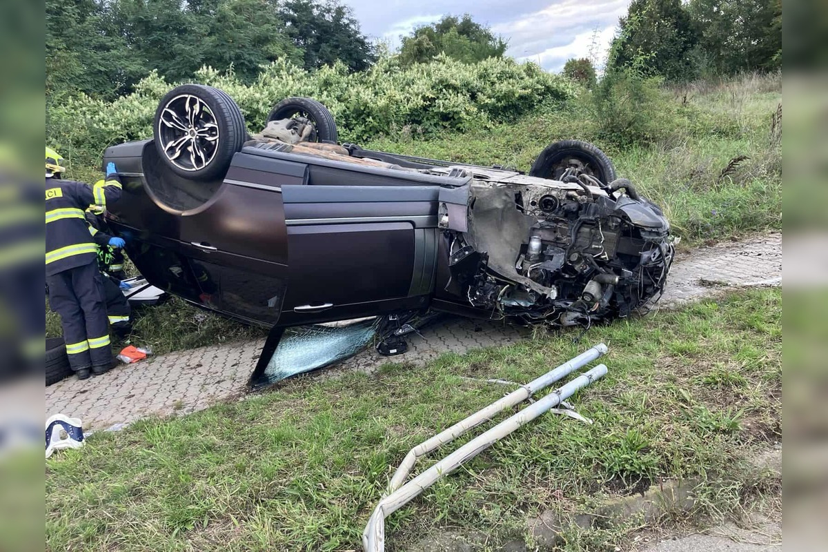 FOTO: V Košiciach za Mostom VSS skončilo osobné auto mimo cesty, zdržíte sa, foto 3