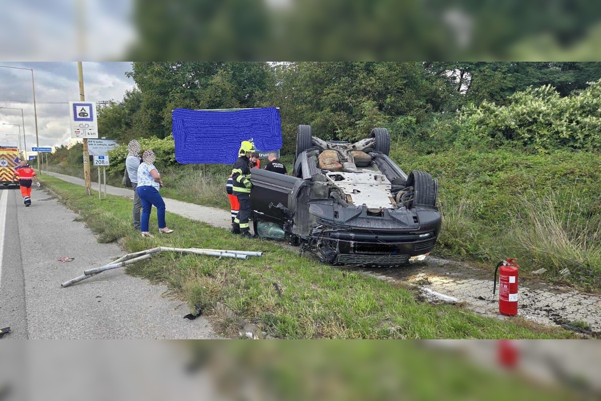 FOTO: V Košiciach za Mostom VSS skončilo osobné auto mimo cesty, zdržíte sa, foto 1