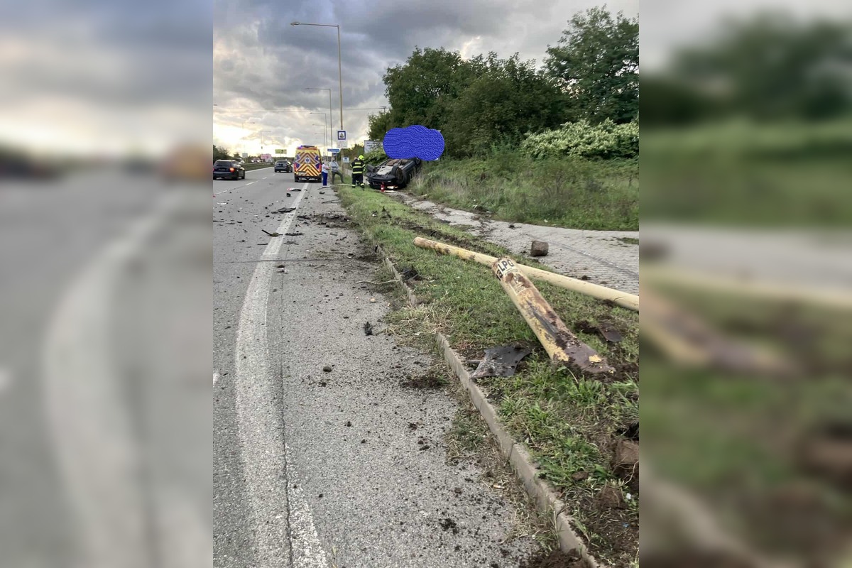 FOTO: V Košiciach za Mostom VSS skončilo osobné auto mimo cesty, zdržíte sa, foto 8