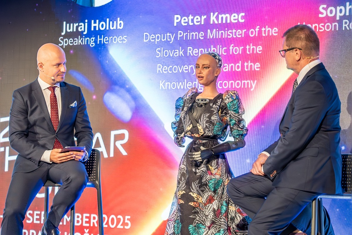 FOTO: Humanoidný robot Sophia sa predstavil na konferencii v Košiciach, foto 1