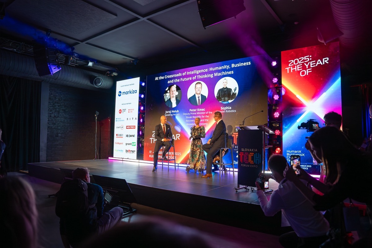 FOTO: Humanoidný robot Sophia sa predstavil na konferencii v Košiciach, foto 2