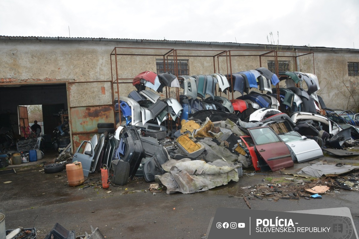 FOTO: Muž z Fekišoviec vytvoril skládku s autovrakmi, foto 1