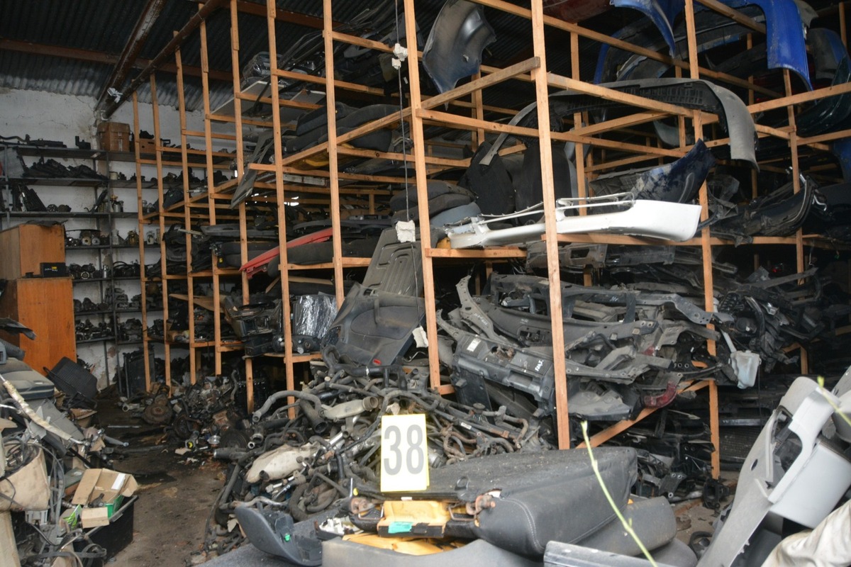 FOTO: Muž z Fekišoviec vytvoril skládku s autovrakmi, foto 2