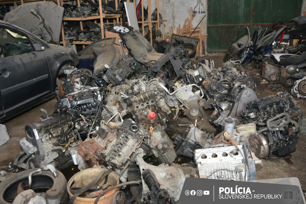 FOTO: Muž z Fekišoviec vytvoril skládku s autovrakmi, foto 3