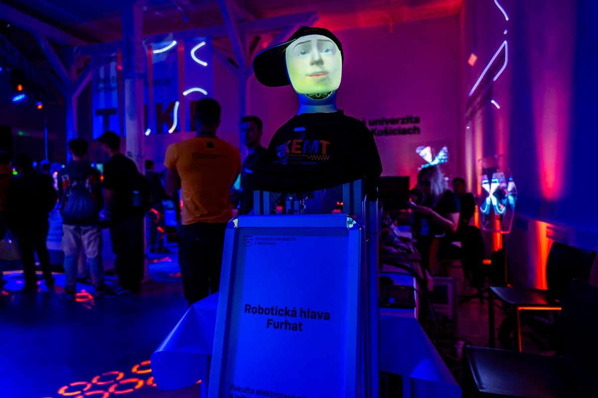 FOTO: Humanoidný robot Sophia sa predstavil na konferencii v Košiciach, foto 11