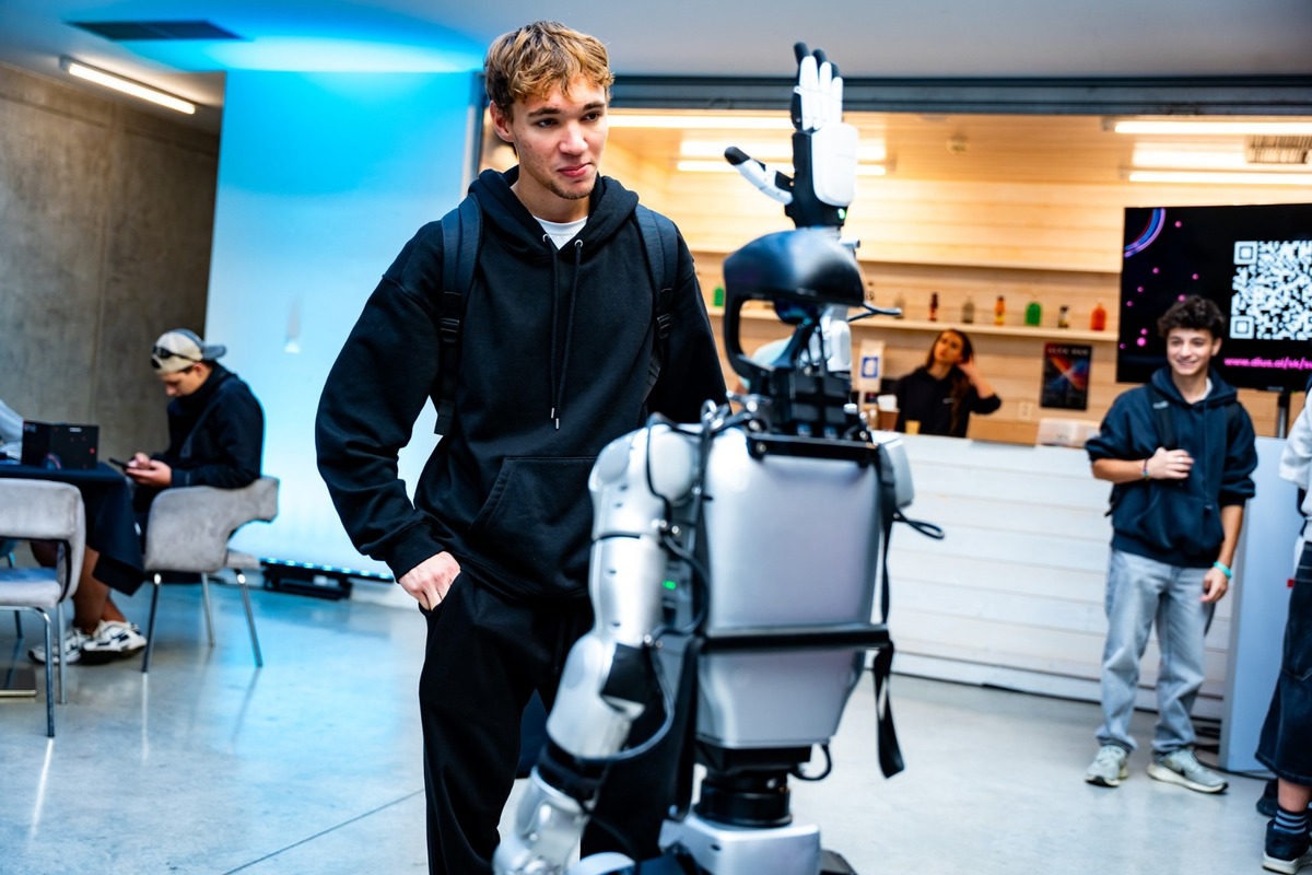 FOTO: Humanoidný robot Sophia sa predstavil na konferencii v Košiciach, foto 13