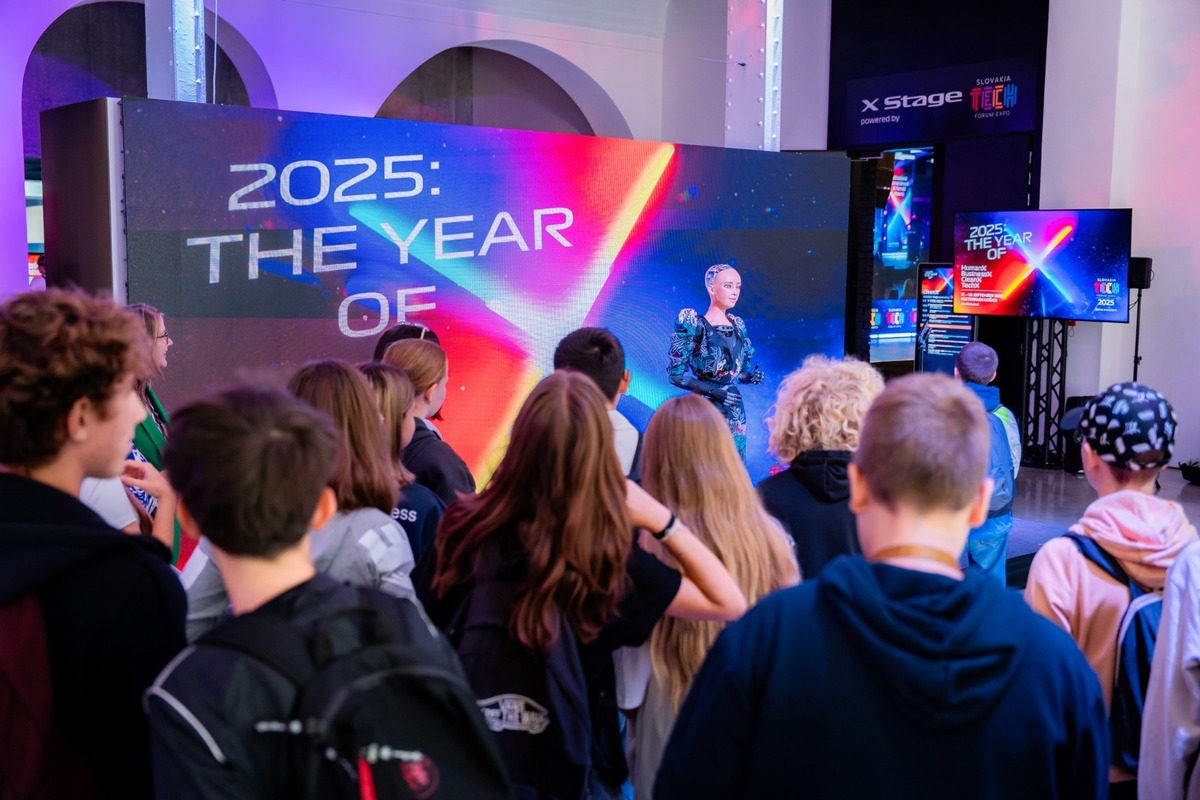 FOTO: Humanoidný robot Sophia sa predstavil na konferencii v Košiciach, foto 15