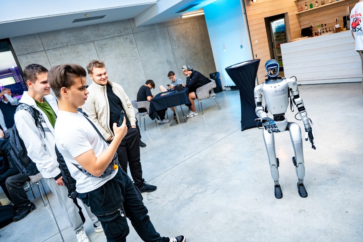 FOTO: Humanoidný robot Sophia sa predstavil na konferencii v Košiciach, foto 17