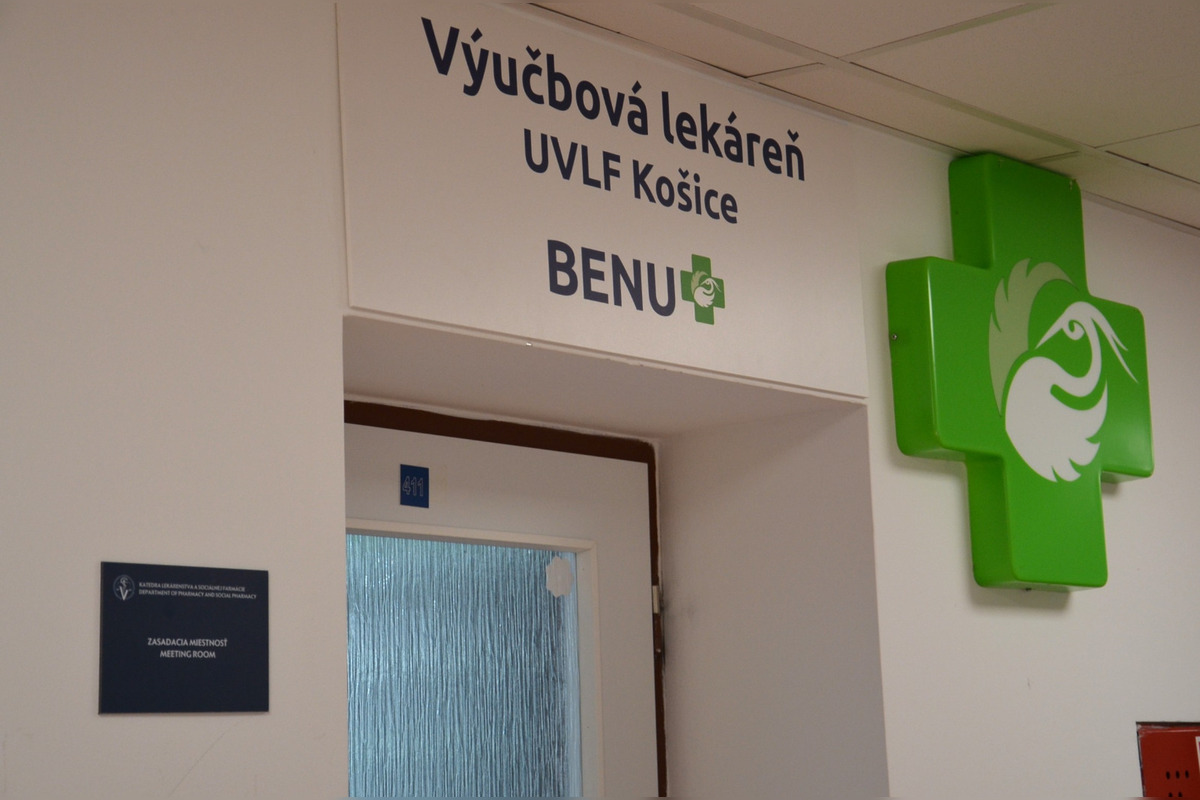 FOTO: Nová výučbová lekáreň teší košických študentov farmácie, foto 1