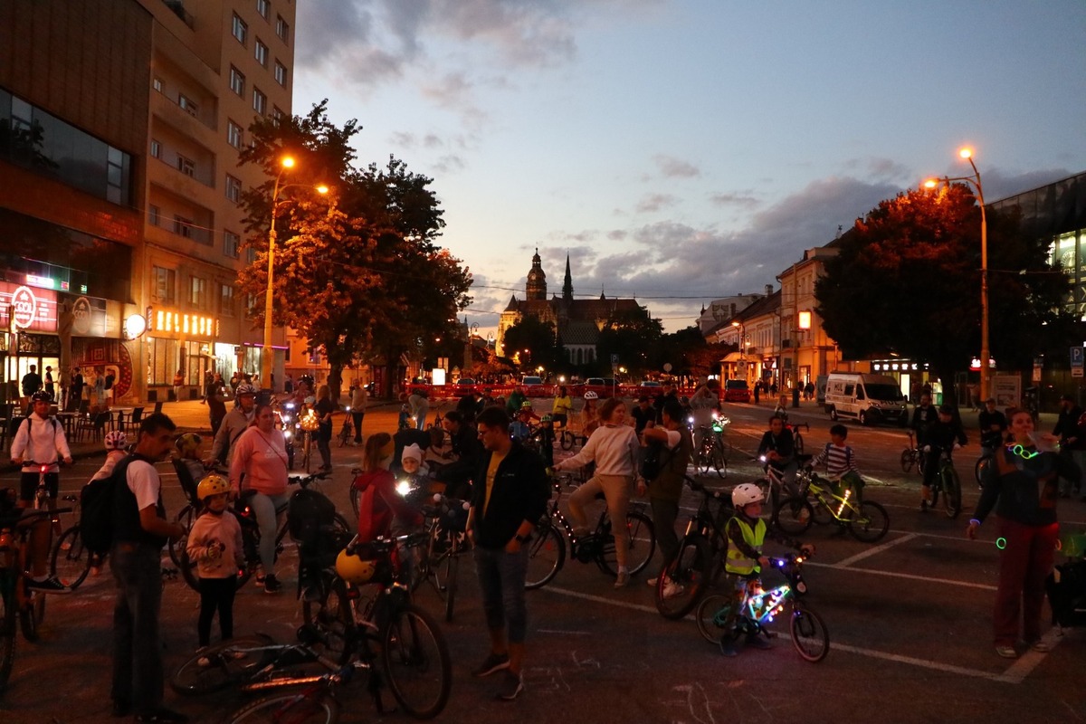 FOTO: Svetielková cyklojazda, historické vozidlá aj výstava autobusov, takto vyzeral víkend bez áut, foto 1