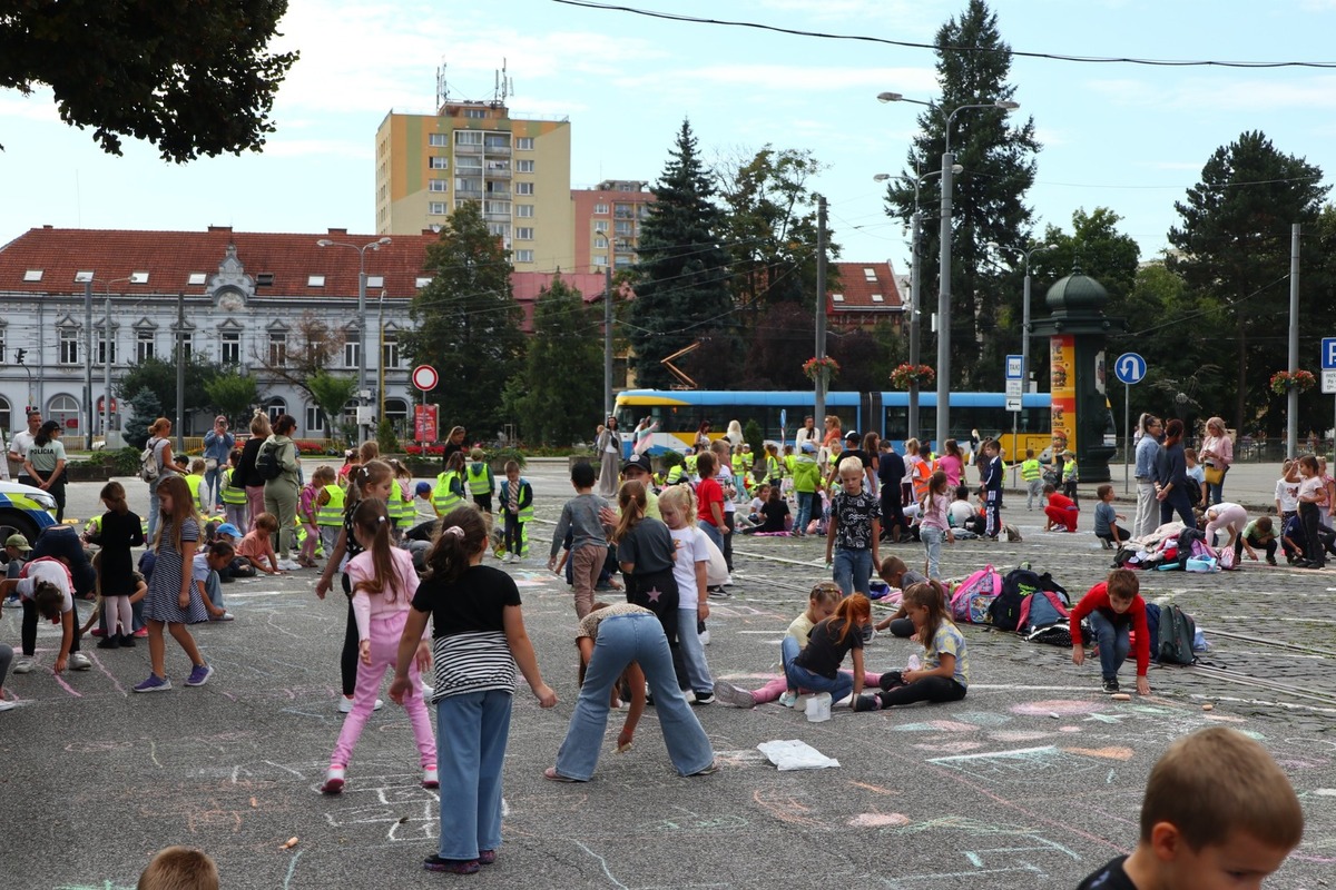 FOTO: Svetielková cyklojazda, historické vozidlá aj výstava autobusov, takto vyzeral víkend bez áut, foto 2