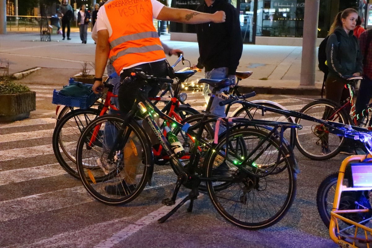 FOTO: Svetielková cyklojazda, historické vozidlá aj výstava autobusov, takto vyzeral víkend bez áut, foto 4