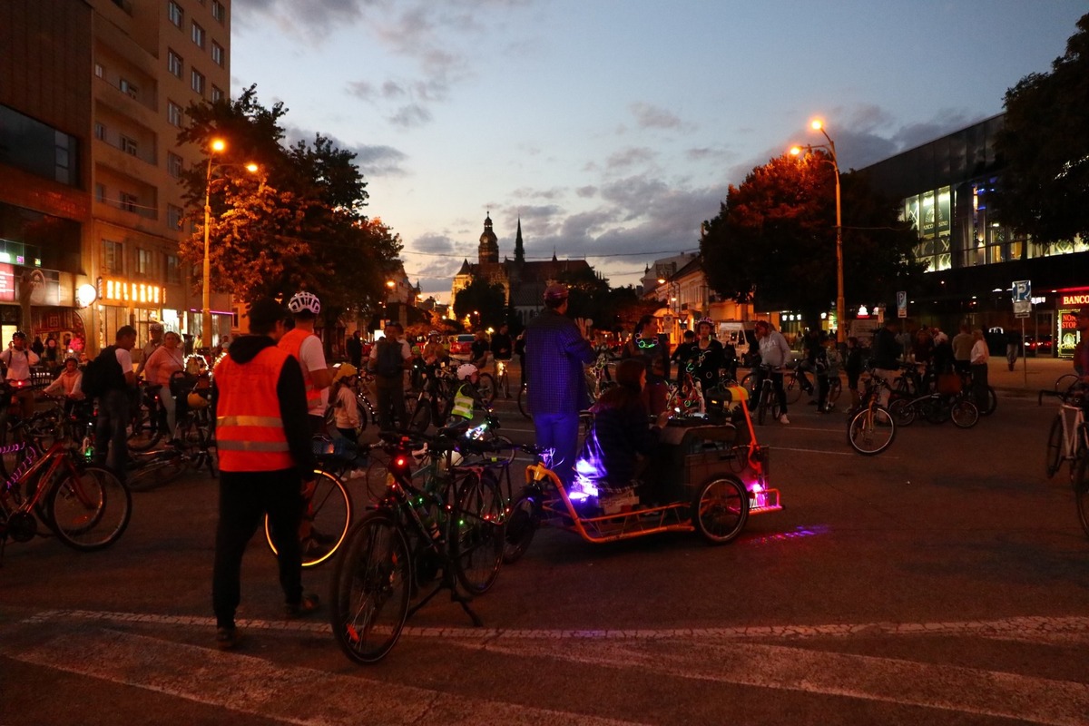 FOTO: Svetielková cyklojazda, historické vozidlá aj výstava autobusov, takto vyzeral víkend bez áut, foto 7