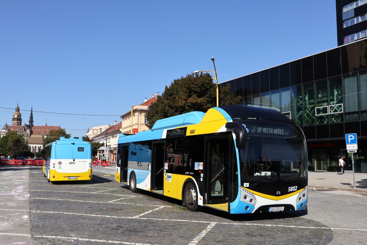 FOTO: Svetielková cyklojazda, historické vozidlá aj výstava autobusov, takto vyzeral víkend bez áut, foto 14