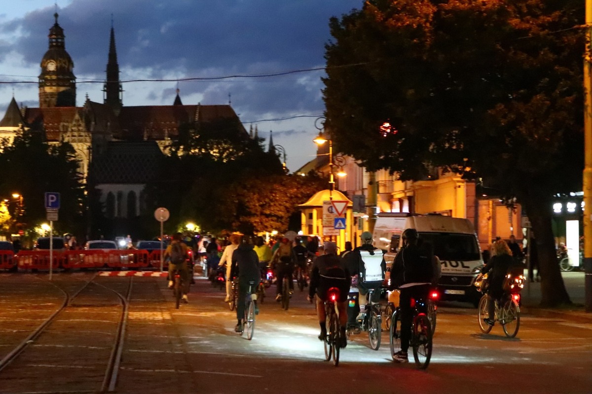 FOTO: Svetielková cyklojazda, historické vozidlá aj výstava autobusov, takto vyzeral víkend bez áut, foto 16