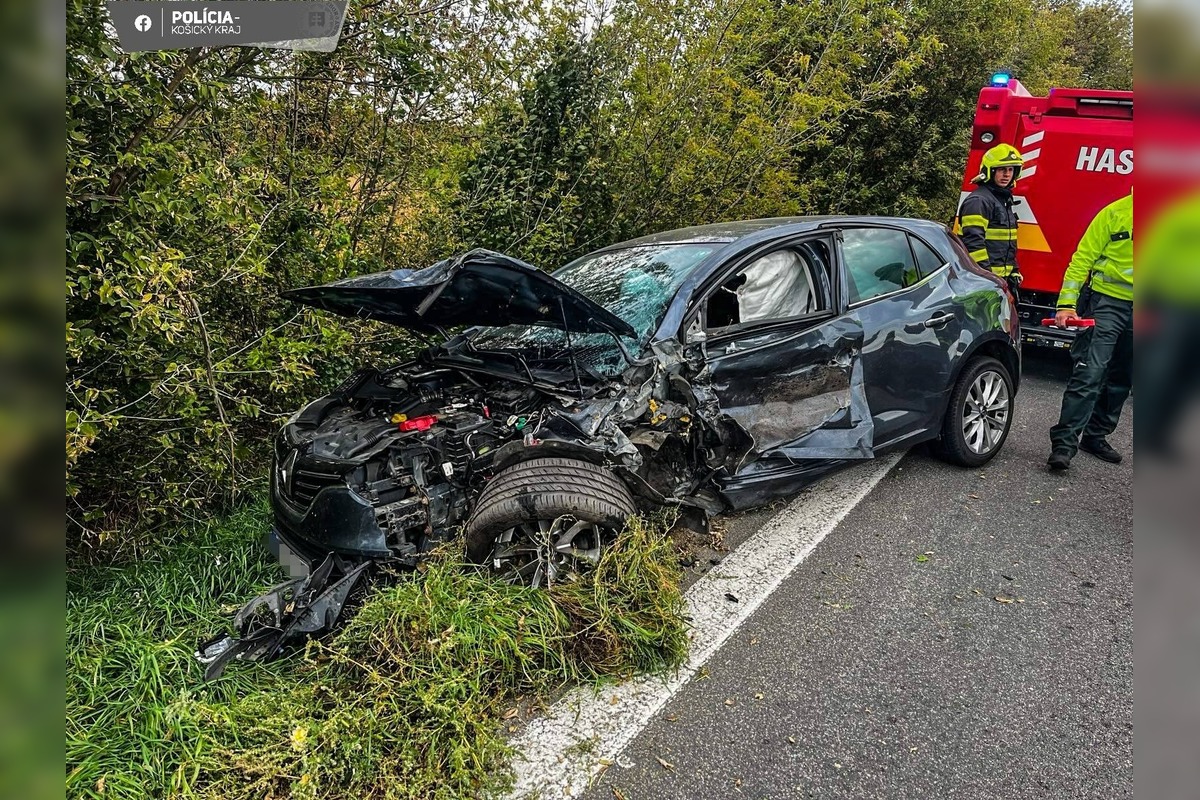 FOTO: Čelná zrážka áut medzi Trhovišťom a Horovcami, foto 1