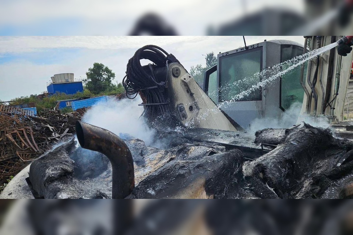 FOTO: Zásah hasičov pri požiari nakladača v areáli košickej recyklačnej spoločnosti, foto 1