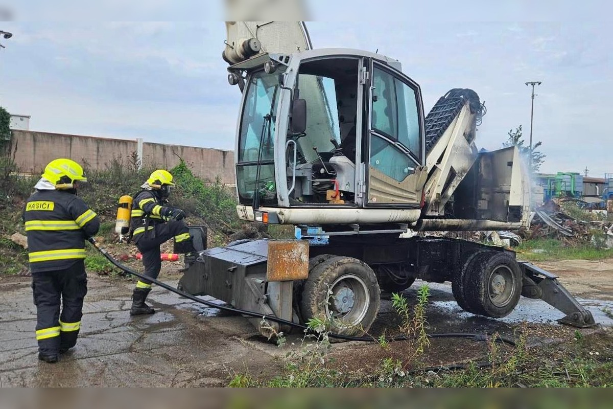 FOTO: Zásah hasičov pri požiari nakladača v areáli košickej recyklačnej spoločnosti, foto 3
