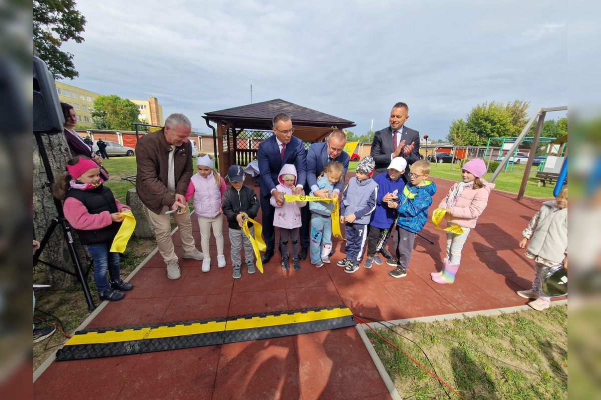 FOTO: Nové inkluzívne ihrisko v Trebišove, foto 10