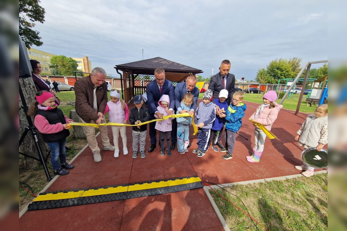 FOTO: Nové inkluzívne ihrisko v Trebišove, foto 11