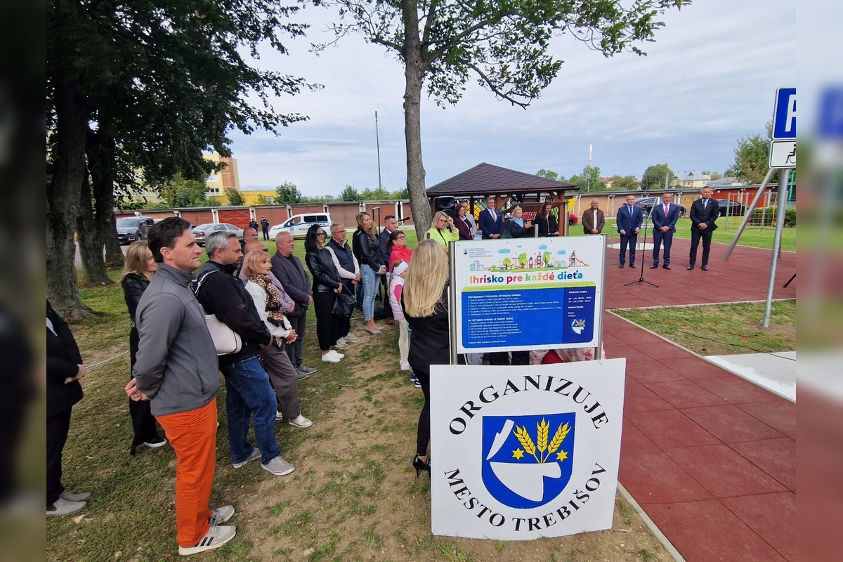 FOTO: Nové inkluzívne ihrisko v Trebišove, foto 12