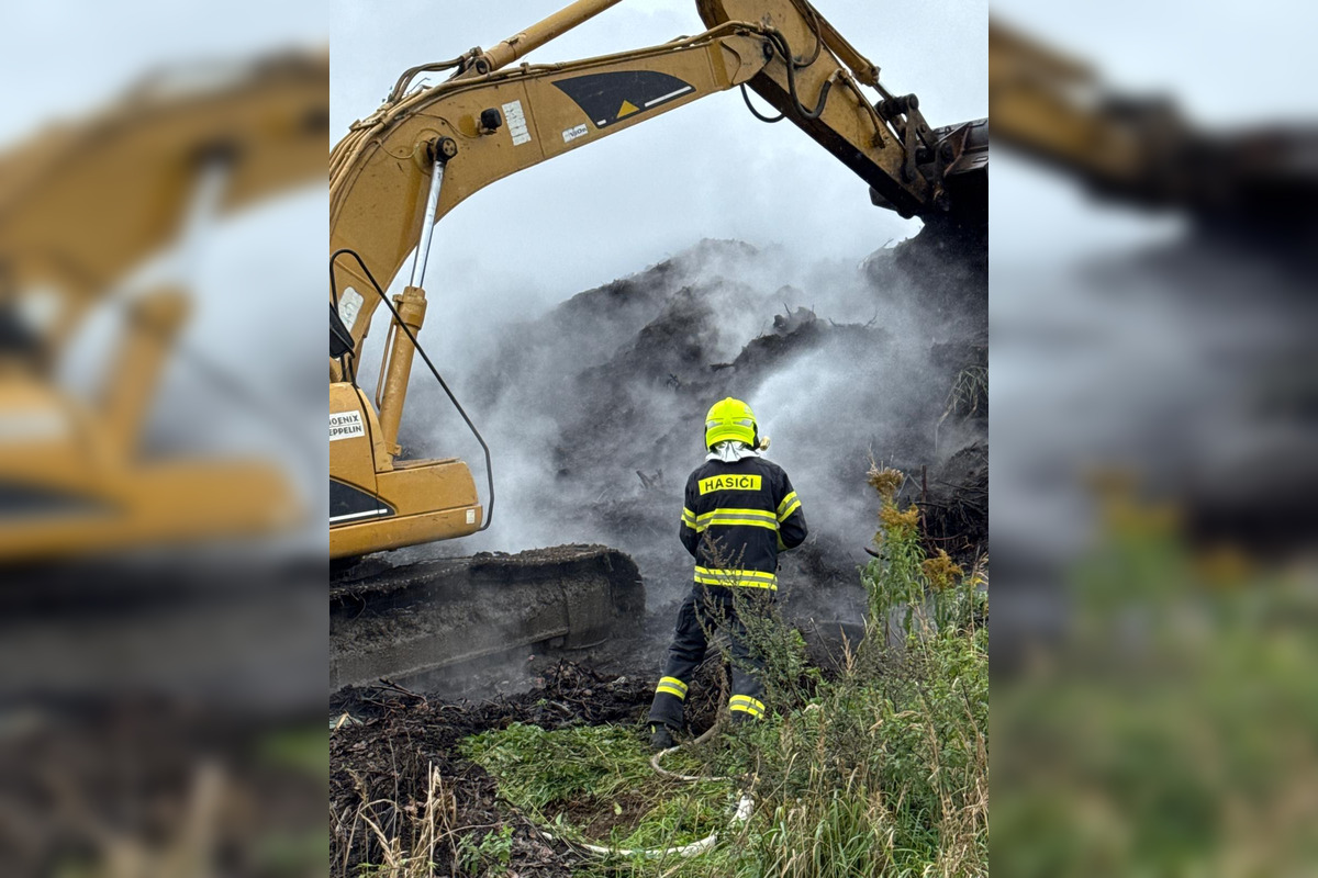 FOTO: Pri hasení požiaru v Spišskej Novej Vsi prišiel na pomoc aj bager, foto 1