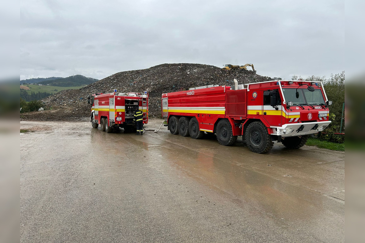 FOTO: Pri hasení požiaru v Spišskej Novej Vsi prišiel na pomoc aj bager, foto 2