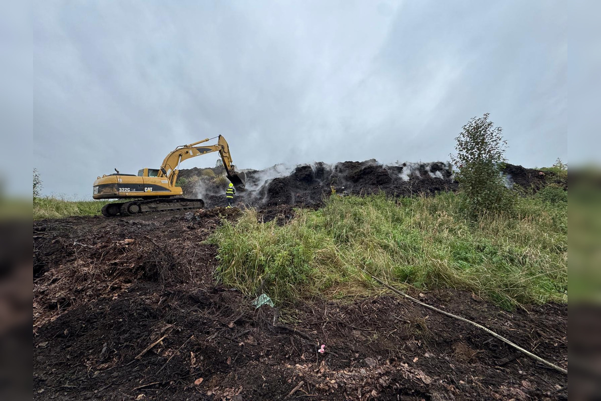 FOTO: Pri hasení požiaru v Spišskej Novej Vsi prišiel na pomoc aj bager, foto 3