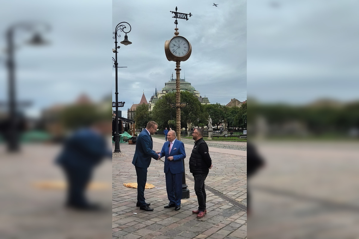 FOTO: Starosta košickej mestskej časti Staré mesto odovzdal opravené hstorické hodiny R. Schusterovi, foto 2
