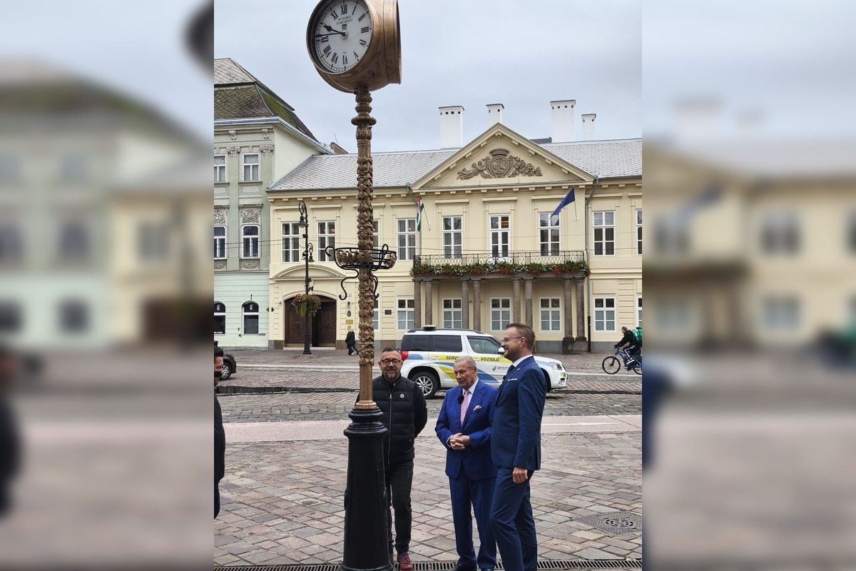 FOTO: Starosta košickej mestskej časti Staré mesto odovzdal opravené hstorické hodiny R. Schusterovi, foto 4