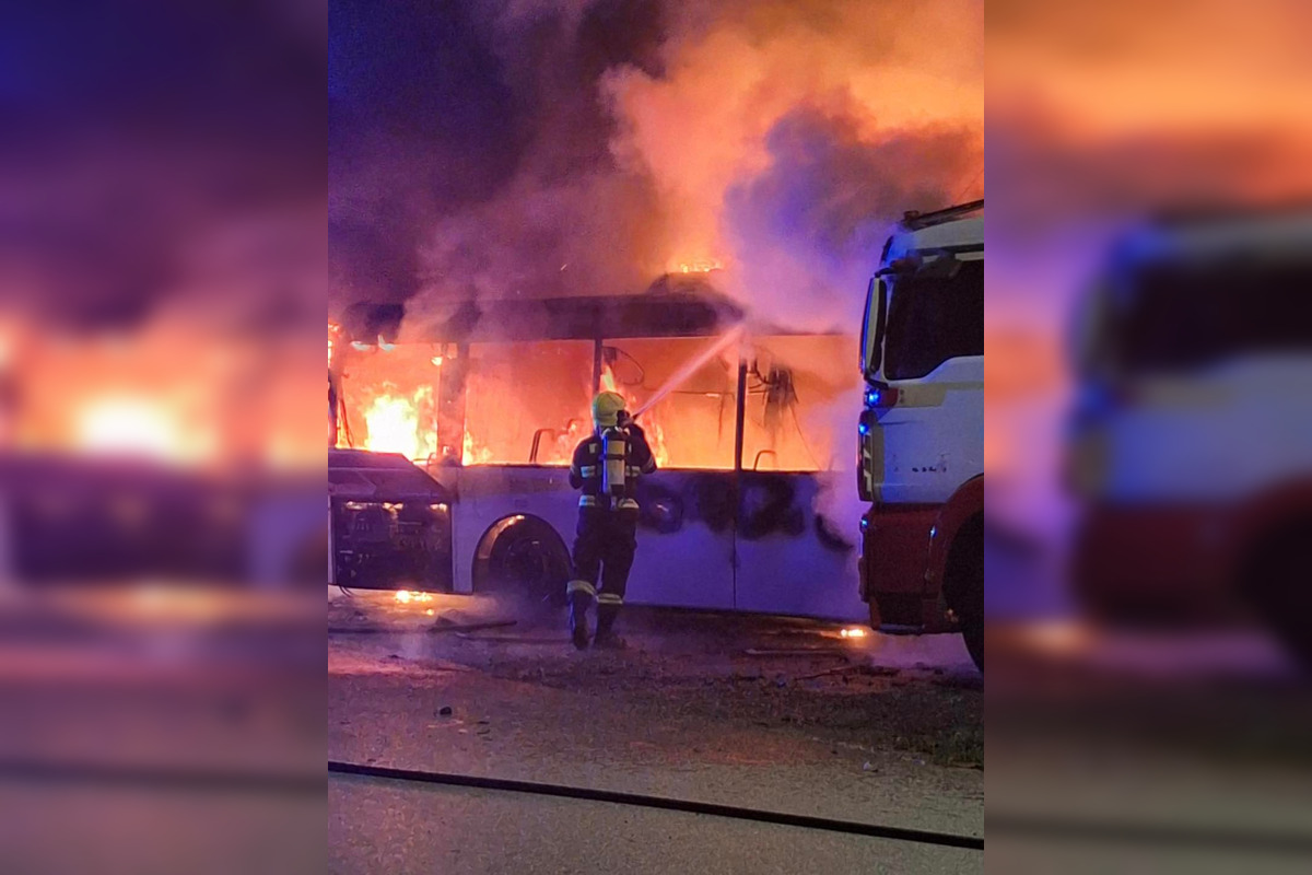 FOTO: Hasiči z Bidoviec bojovali s plameňmi v Bysteri, foto 1