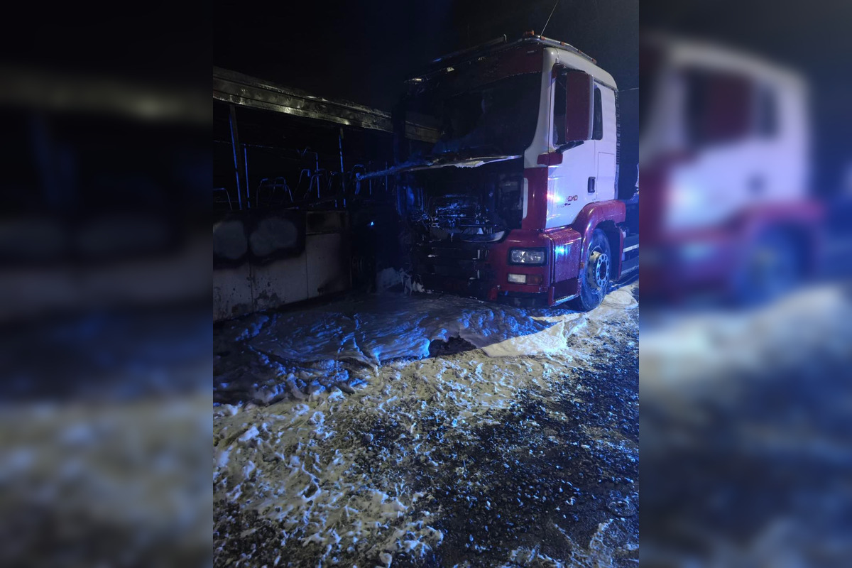 FOTO: Hasiči z Bidoviec bojovali s plameňmi v Bysteri, foto 3