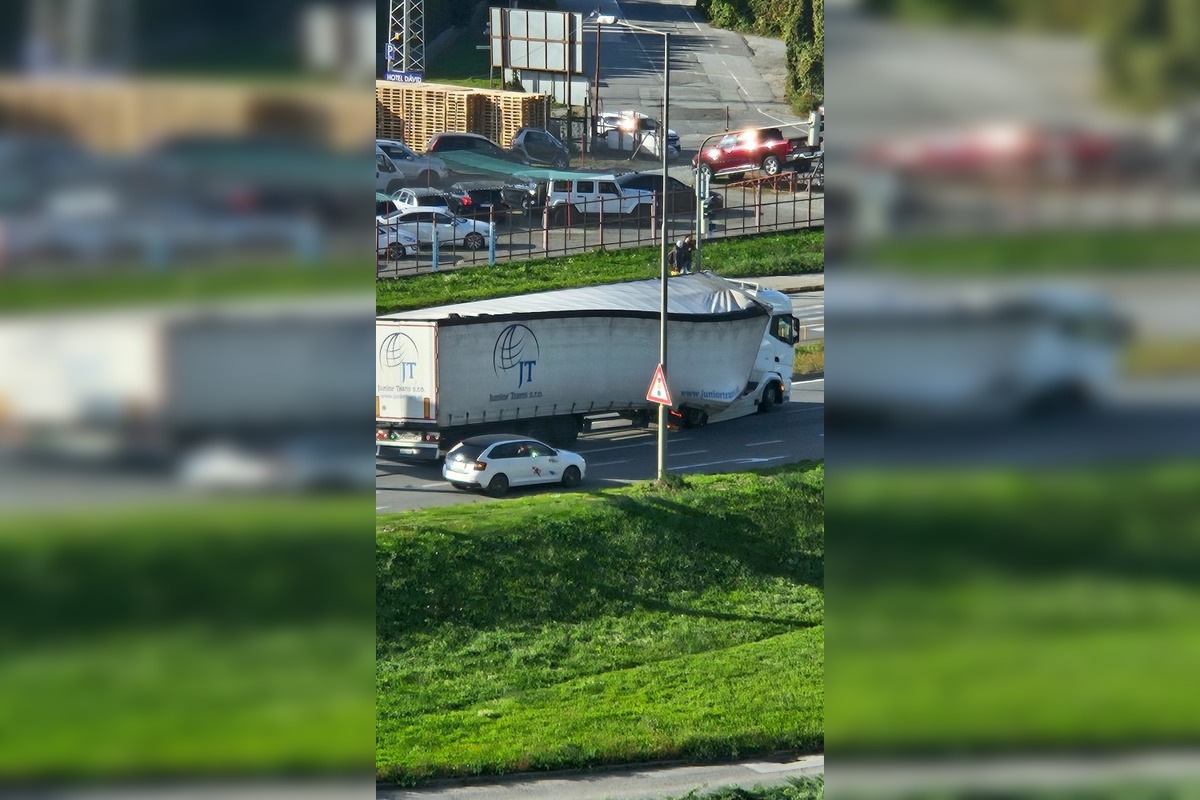 FOTO: Rýchlostnú cestu v Košiciach blokuje kamión, foto 2