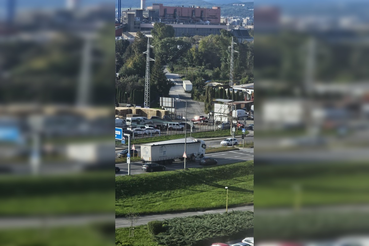 FOTO: Rýchlostnú cestu v Košiciach blokuje kamión, foto 3